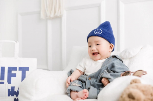 黔南宝宝吃奶蹬腿烦躁扭动